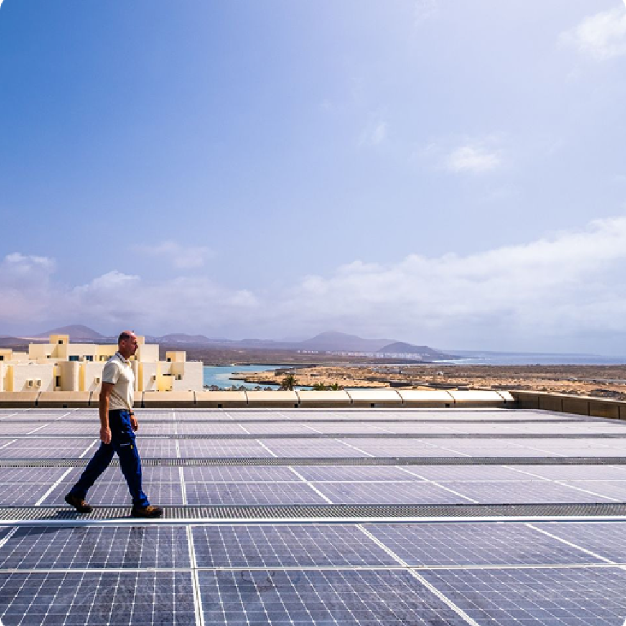 Paisaje con placas solares 